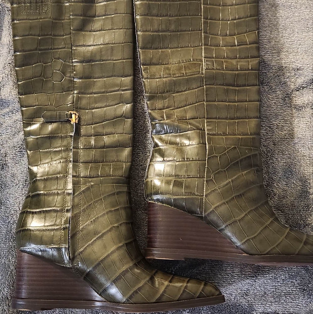 Green Heeled Boots with Ribbed Texture and Knee-High Design